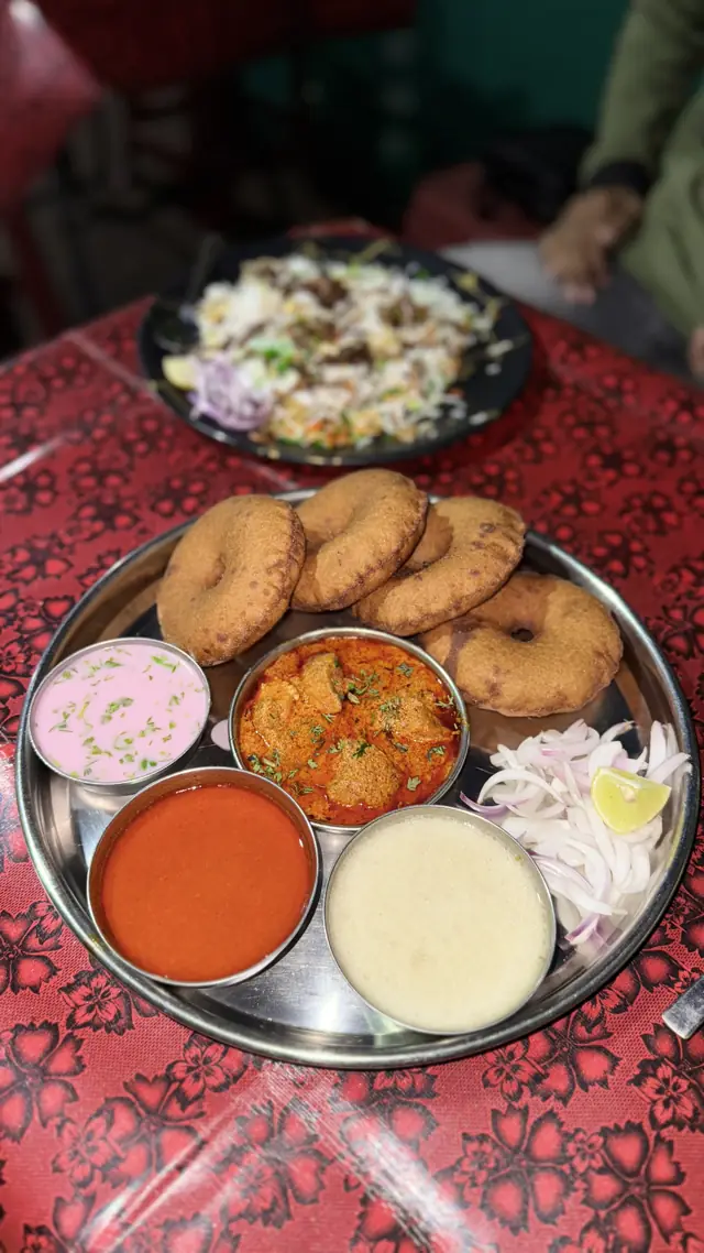 Thali with vade