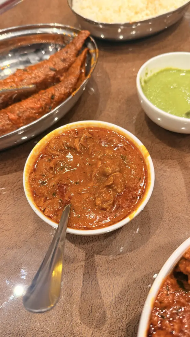 Curry with kebabs and rice